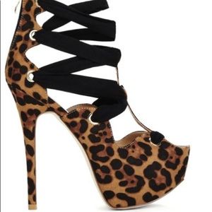 Brand new. Leopard JustFab pumps. Size 10. Excellent condition.